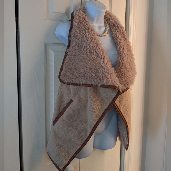 Tan Sherpa & Fleece Vest w/ Pockets - Picture 4 of 8